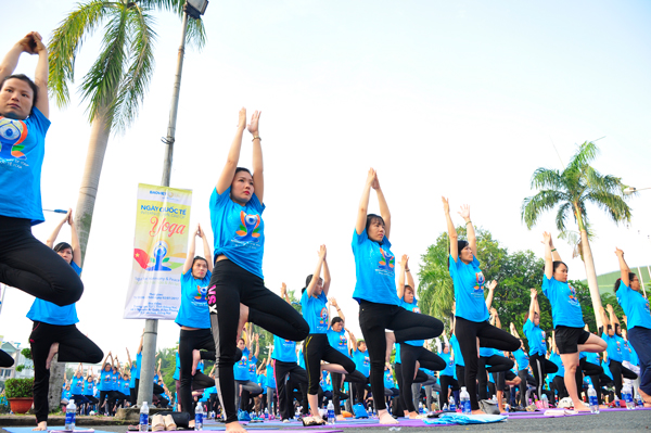 Phong trào tập yoga ngày càng phát triển mạnh mẽ. Trong ảnh: Người dân tham gia ngày hội yoga tổ chức tại Đồng Nai. Ảnh: VĂN CHÍNH