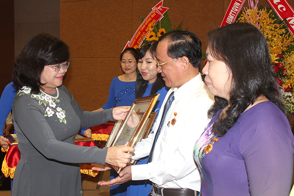 Phó chủ tịch UBND tỉnh Nguyễn Hòa Hiệp trao bằng khen của UBND tỉnh cho các tập thể đạt thành tích xuất sắc trong năm 2017