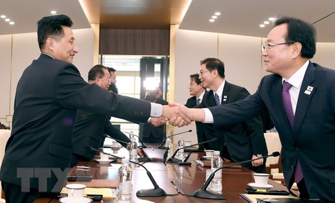 Phái đoàn của Hàn Quốc (trái) và Triều Tiên (phải) tại phiên đàm phán ở làng đình chiến Panmunjom ngày 17/1. (Nguồn: THX/TTXVN)