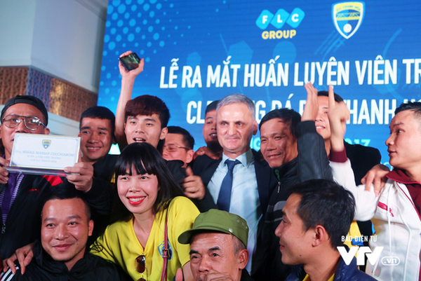 CLB FLC Thanh Hóa đặt niềm tin vào HLV Mihail Marian Cucchiaroni (giữa) với mục tiêu tối thiểu nằm trong tốp 3 V.League 2018.