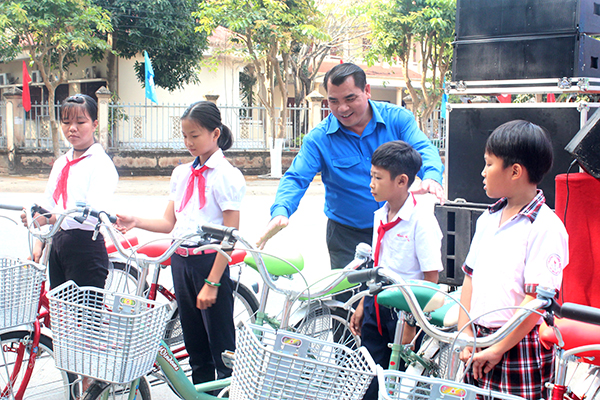 Bí thư Tỉnh đoàn Nguyễn Cao Cường trao xe đạp cho các em học sinh có hoàn cảnh khó khăn huyện Long Thành