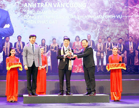 Ông Trần Văn Cường nhận giải thưởng Doanh nhân trẻ Việt Nam tiêu biểu năm 2017.