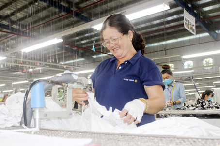 Người lao động Công ty TNHH NamYang Sông Mây hào hứng làm việc trong những ngày đầu năm sau kỳ nghỉ Tết Nguyên đán 2018.