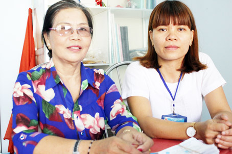 Bà Vũ Thị Cậy (trái) và Chủ tịch Hội Phụ nữ xã Trung Hòa Nguyễn Thị Thu Phượng.