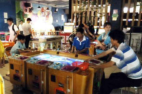 Hàng ngày có nhiều người đến chơi game bắn cá tại tiệm game trong siêu thị C.O (phường Tân Tiến).