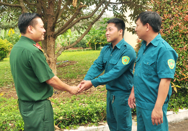Anh An Trường Giang (giữa) được Ban Chỉ huy quân sự huyện Thống Nhất đến thăm và động viên trước ngày nhập ngũ. ảnh: Đ.Tùng