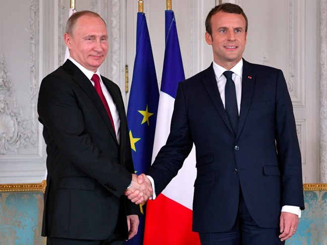 Tổng thống Pháp Emmanuel Macron (phải) và người đồng cấp Nga Vladimir Putin. (Nguồn: AP)