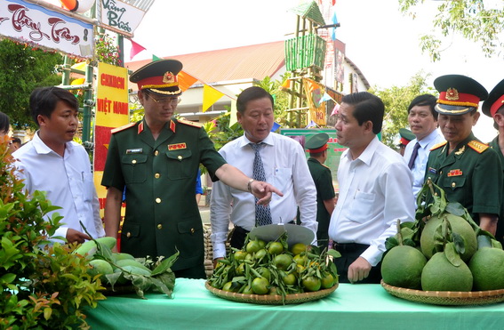 Thiếu tướng Nguyễn Văn Nam (Phó Tư lệnh Quân khu 7) cùng lãnh đạo địa phương thăm từng tiểu trại (ảnh: Đăng Tùng)