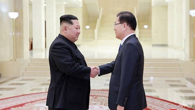 Nhà lãnh đạo Triều Tiên Kim Jong-Un (trái) đón tiếp Trưởng phái đoàn Hàn Quốc Chung Eui-yong (phải), ngày 5/3. (Nguồn: AFP/KCNA)