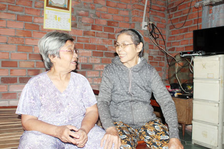 Bà Lê Thị Kiểu (phải) luôn quan tâm động viên bà Trương Thị Liễu vượt lên khó khăn.
