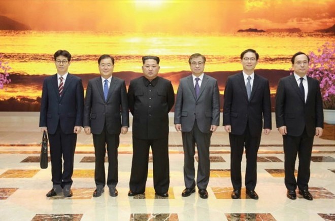 Nhà lãnh đạo Triều Tiên Kim Jong-un (thứ 3, trái) tiếp đoàn đặc phái viên Tổng thống Hàn Quốc Moon Jae-in, do Chánh Văn phòng an ninh quốc gia Phủ Tổng thống Chung Eui-yong (thứ 2, trái) dẫn đầu, tại Bình Nhưỡng ngày 5/3. (Nguồn: Yonhap/TTXVN)