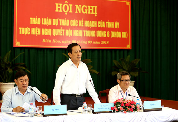 Đồng chí Phạm Văn Ru, Trưởng ban Tổ chức Tỉnh ủy phát biểu tại buổi thảo luận