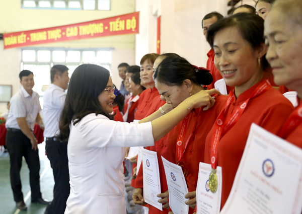 Phó chủ tịch UBND huyện Long Thành Nguyễn Thị Mộng Thu tặng huy chương cho các đội giành thứ hạng