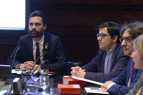 Chủ tịch Hội đồng lập pháp Catalonia tại Tây Ban Nha Roger Torrent (trái). (Nguồn: AFP/TTXVN)