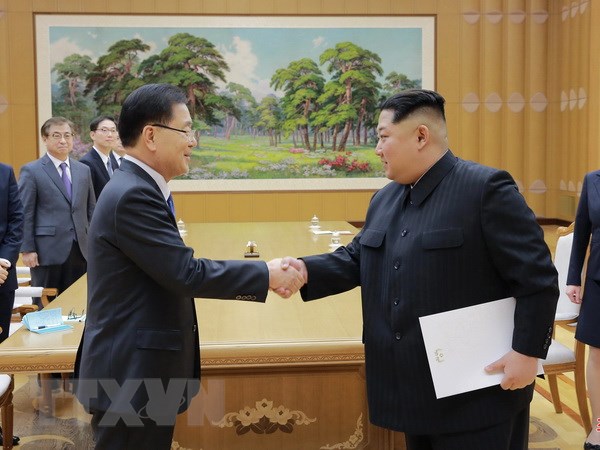 Nhà lãnh đạo Kim Jong-un (phải) và đặc phái viên của Tổng thống Hàn Quốc, ông Chung Eui-yong (trái) trong cuộc gặp tại Bình Nhưỡng ngày 5/3. (Nguồn: YONHAP/TTXVN)