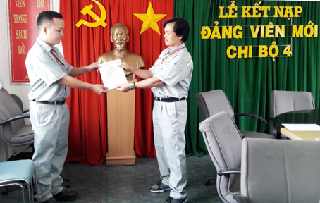 Lễ kết nạp đảng viên mới của Chi bộ 4, Đảng bộ Công ty Ajinomoto Việt Nam năm 2017.