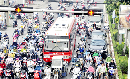 Xe 2 bánh dàn hàng ngang chờ đèn đỏ, len lỏi vào làn xe ô tô trên đường Đồng Khởi, đoạn qua ngã tư Amata (TP.Biên Hòa).