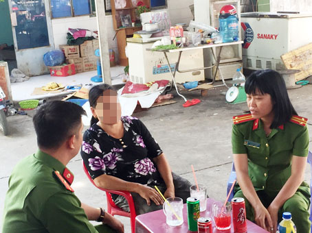 Bà Trần Thị Thanh (giữa) kể về quá trình hoàn lương của mình.
