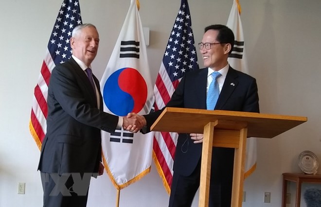 Bộ trưởng Quốc phòng Mỹ James Mattis (trái) và người đồng cấp Hàn Quốc Song Young-moo (phải) đã có cuộc hội đàm về vấn đề Triều Tiên. (Nguồn: AFP/TTXVN)