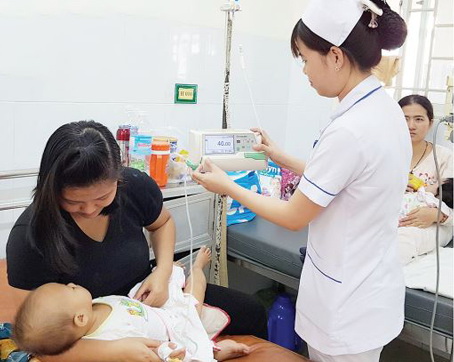 Trẻ nhỏ bị bệnh tiêu chảy cấp đang được truyền dịch tại Khoa Tiêu hóa Bệnh viện nhi đồng Đồng Nai. Ảnh: A.Thư
