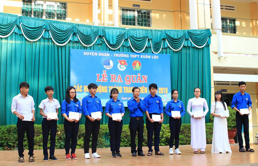 Đại diện Huyện đoàn Xuân Lộc trao học bổng cho học sinh có hoàn cảnh khó khăn (Ảnh: Huyện đoàn cung cấp)