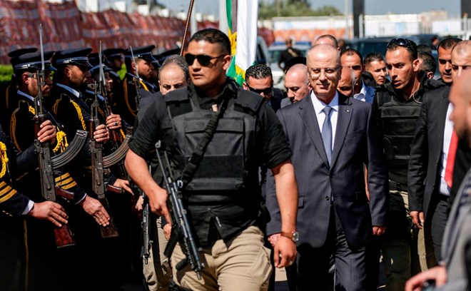 Thủ tướng Palestine Rami Hamdallah trong chuyến thăm Dải Gaza. (Nguồn: AFP)