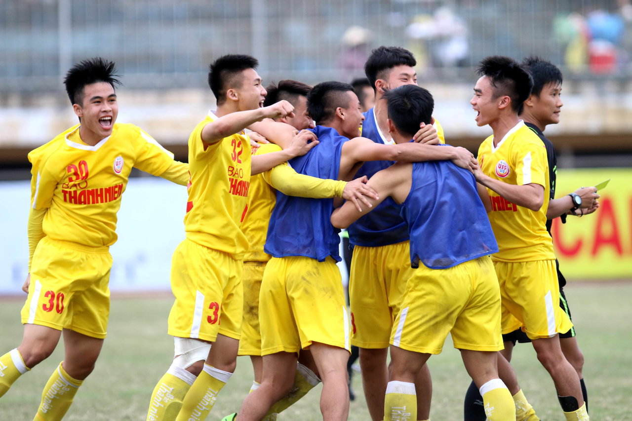 Niềm vui của các cầu thủ U-19 Hà Nội sau khi giành chiến thắng trước SLNA. Ảnh: KHẢ HÒA