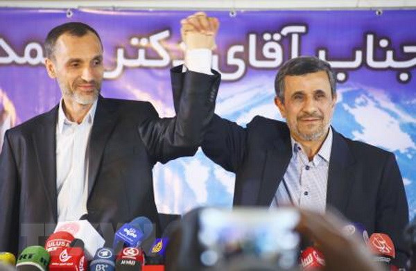 Cựu Tổng thống Mahmoud Ahmadinejad (phải) và cựu Phó Tổng thống Hamid Baghaei (trái). (Nguồn: Kyodo/TTXVN)