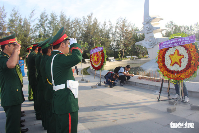 Làm lễ dâng hương, dâng hoa tại Khu tưởng niệm chiến sĩ Gạc Ma - Ảnh: Tuổi Trẻ
