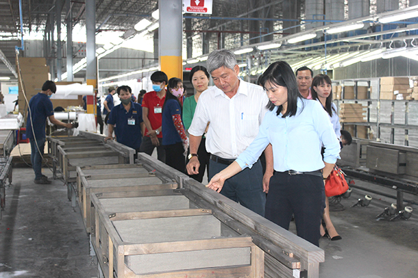 Đoàn giám sát HĐND tỉnh kiểm tra dây chuyển sản xuất tại Công ty TNHH sản xuất và thương mại Miền Quê