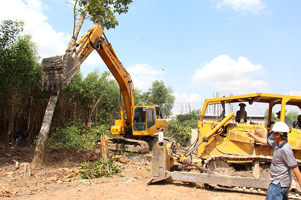Cơ quan chức năng tiến hành cưỡng chế thu hồi đất của bà Hoàng Thị Minh Ngọc đối với phần diện tích đất không bàn giao mặt bằng để thi công thực hiện dự án ở xã Tam Phước.