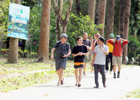 Du khách tham quan Vườn quốc gia Cát Tiên (huyện Tân Phú).