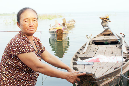 Bà Nguyễn Thị Lến (67 tuổi, ngụ tổ 20, ấp Trung Tâm, xã Thanh Bình, huyện Trảng Bom) vừa cùng con trai đi lưới về.