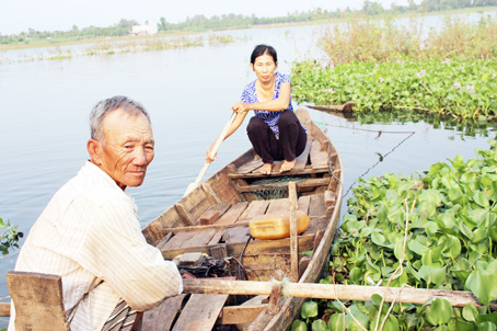 Vợ chồng ngư dân nghèo Nguyễn Văn Bê - Nguyễn Thị Bông (ngụ tổ 20, ấp Trung Tâm, xã Thanh Bình) rời bến đi thả lưới.