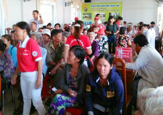 Đoàn công tác từ thiện khám bệnh, tặng quà cho người dân xã Mã Đà vào sáng ngày 17-3 tại ấp 5