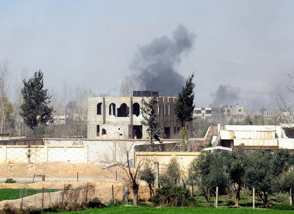 Khói bốc lên từ thị trấn Jisreen, Đông Ghouta, Syria ngày 14/3. (Nguồn: THX/TTXVN)