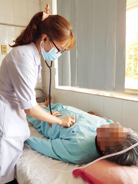 Một bệnh nhân đái tháo đường bị biến chứng do tự điều trị bệnh bằng thảo dược đang điều trị tại Khoa Nội tiết Bệnh viện đa khoa Thống Nhất.