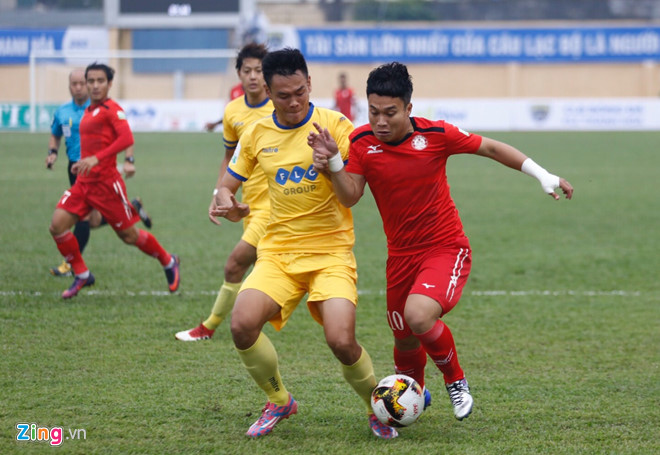Trận đấu giữa CLB Thanh Hóa (áo sáng) và CLB TP.Hồ Chí Minh chiều 18-3.