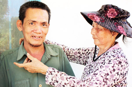 Bà Tư Mai thường qua thăm hỏi, giúp đỡ anh em ông Trang và Điệp hàng xóm.