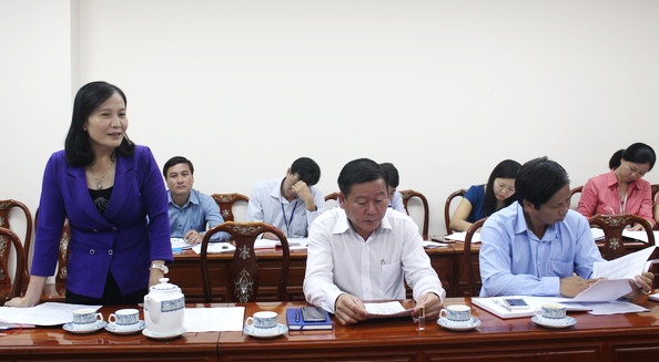 Chủ tịch HĐND huyện Xuân Lộc Nguyễn Thị Cát Tiên đóng góp ý kiến tại hội nghị