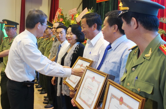Chủ tịch UBND tỉnh Đinh Quốc Thái tặng bằng khen cho cá nhân, tập thể có thành tích xuất sắc