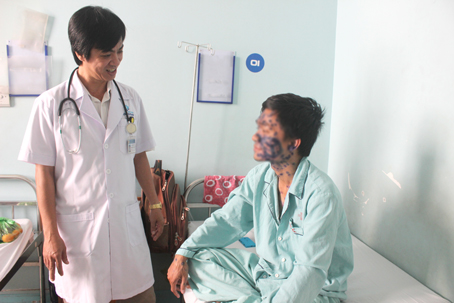 Bác sĩ Đồng Minh Hùng, Trưởng khoa Nhiễm Bệnh viện đa khoa Đồng Nai, khám bệnh cho một ca thủy đậu. Ảnh: A.Thư
