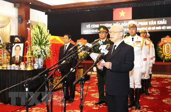 Tổng Bí thư Nguyễn Phú Trọng, Trưởng Ban Lễ tang đọc điếu văn tiễn đưa nguyên Thủ tướng Phan Văn Khải về nơi an nghỉ cuối cùng.