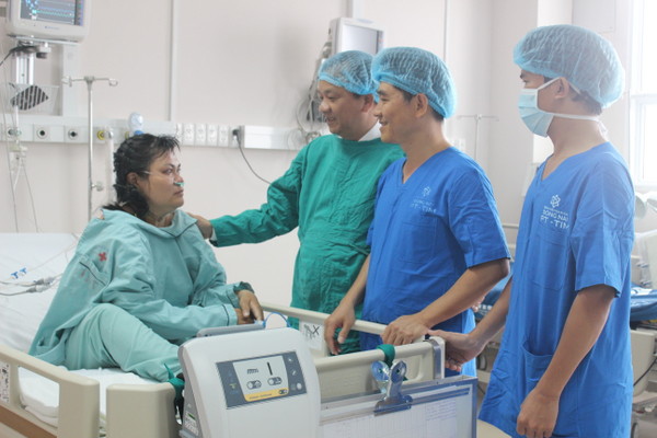 Giám đốc Bệnh viện đa khoa Đồng Nai Ngô Đức Tuấn (bìa phải đứng) thăm hỏi bệnh nhân Lý Ngọc Tuyết sau phẫu thuật. 