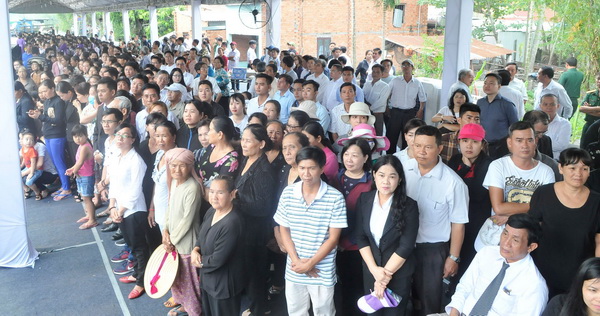 Đông đảo người dân đến tiễn biệt nguyên Thủ tướng Phan Văn Khải (ảnh: Báo SGGP)