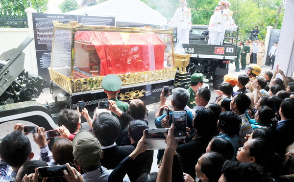 Đoàn xe chở linh cữu nguyên Thủ tướng Phan Văn Khải đến nghĩa trang quê nhà. Ảnh CAO THĂNG