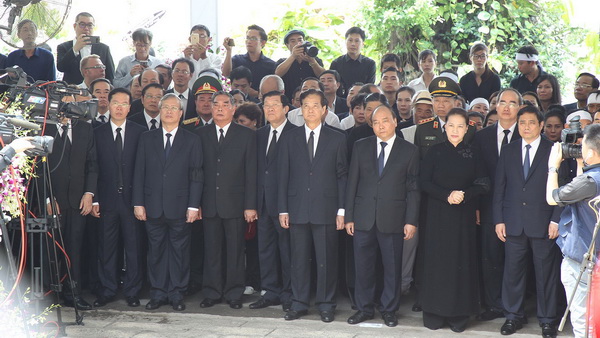 Các đồng chí lãnh đạo, nguyên lãnh đạo Đảng, Nhà nước, MTTQ, gia đình và người dân có mặt tại lễ an táng dành một phút mặc niệm và thắp nén nhang tưởng nhớ nguyên Thủ tướng Phan Văn Khải. Ảnh HOÀNG HÙNG