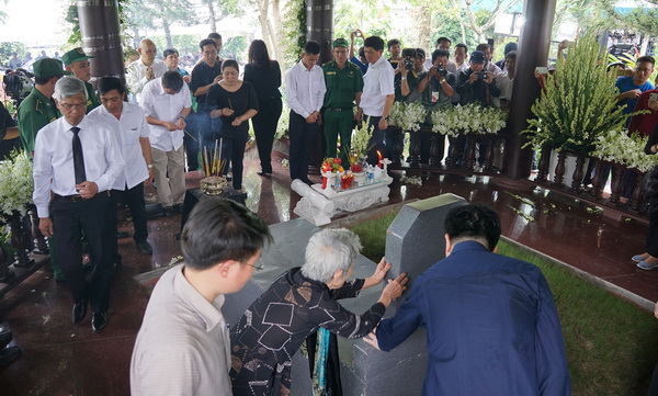 Người dân đến tiễn biệt nguyên Thủ tướng Phan Văn Khải. Ảnh HOÀNG HÙNG