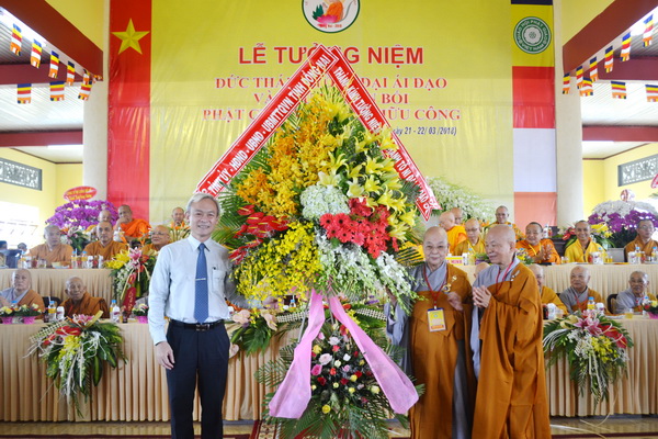 Đồng chí Bí thư Tỉnh ủy Nguyễn Phú Cường tặng hoa chúc mừng chư ni tại buổi lễ.