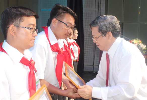 Phó giám đốc Sở GD-ĐT Đào Đức Trình trao giấy công nhận cho giáo viên Tổng phụ trách Đội giỏi tỉnh năm học 2017-2018